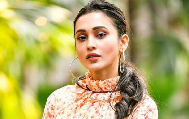 మిమి చక్రవర్తిమిమి చక్రవర్తి తన అందం, మనోహరమైన చర్యల కారణంగా తరచుగా సోషల్ మీడియాలో చర్చలో ఉంటారు. తృణమూల్ కాంగ్రెస్ ఎంపి మిమి చక్రవర్తి కూడా రాజకీయాల్లో చేరడానికి ముందు సినీ ప్రపంచంలో ఉన్నారు. ఆమె బెంగాలీ చిత్రాలలో నటించింది. టిఎంసి అభ్యర్థిగా 2019లో రాజకీయ రంగంలోకి ప్రవేశించారు. 2019 లోక్సభ ఎన్నికల్లో ఘనవిజయం సాధించిన ఆమె జాదవ్పూర్ నుంచి ఎంపీ అయ్యారు.