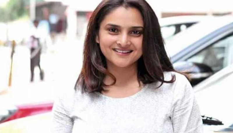 రమ్యరమ్య అసలు పేరు దివ్య స్పందన. ఆమె రాజకీయాల్లో చేరక ముందు సినిమా నటి. ఆమె కాంగ్రెస్ పార్టీలో చేరాక 2013లో మాండ్యా నియోజకవర్గం నుండి ఉప ఎన్నికలలో పోటీ చేసి పార్లమెంటు సభ్యురాలిగా ఎన్నికైంది.