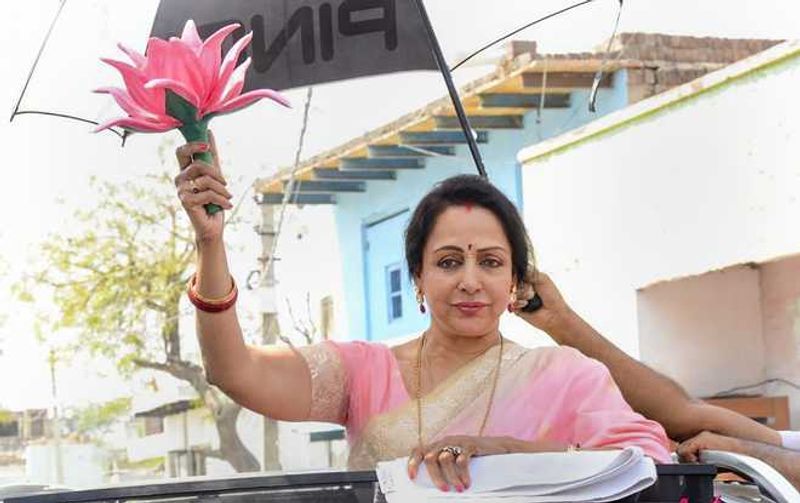 హేమ మాలినిహేమ మాలిని బాలీవుడ్ డ్రీమ్గర్ల్గా ప్రసిద్ది చెందారు. రాజకీయాల్లోకి ప్రవేశించడానికి ముందు ఆమె బిజెపిలో చేరారు. 2014 లోక్సభ ఎన్నికల్లో మధుర నియోజకవర్గం నుంచి గెలిచారు. ఆమె రాజ్యసభ సభ్యురాలు కూడా.
