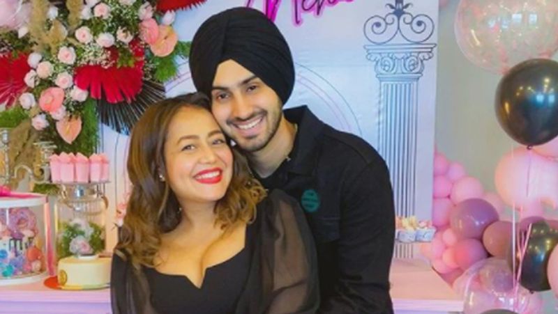 वहीं, पत्नी के साथ रोमांटिक फोटोज इंस्टाग्राम पर शेयर रोहनप्रीत ने लिखा था- मेरे साथ तुम्हारा पहला बर्थडे। काश मैं तुम्हें और भी बहुत कुछ दे पाता। कोई नहीं। हैपी बर्थडे मेरी लाइफ, मेरी क्वीन नेहा कक्कड़। आज तुम्हारा जन्मदिन है, मुझे कहना है कि जितनी केयर मैंने आपकी अब तक की है, आने वाले हर दिन, मैं इसे ज्यादा केयर करूंगा।