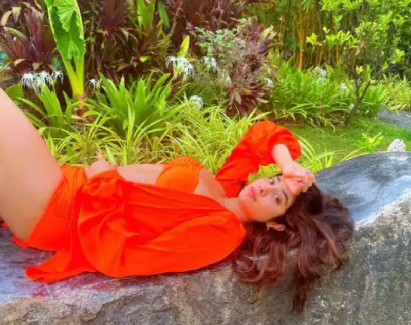 bollywood Actress Janhvi Kapoor became a Flower Child in a crop top and tie dye pants Photos goes viral BRD