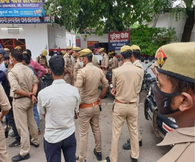 दूसरी ओर घटना के बाद पुलिस मौके पर पहुंची थी। मीडियाी रिपोर्ट्स के मुताबिक तब पुलिस ने कहा था कि जांच में यह बात सामने आ रही है कि युवती को प्यास लगी थी डॉक्टर ने पानी देने के लिए मना किया था जिससे वह परेशान थी और उसकी हालत गंभीर बनी थी। शायद इसी मानसिक परेशानी की वजह से उसने ऐसा लिखा है। हालांकि अब कोतवाली प्रभारी अंजनी कुमार सिंह ने कहा कि परिजन जो कहेंगे वही होगा।
