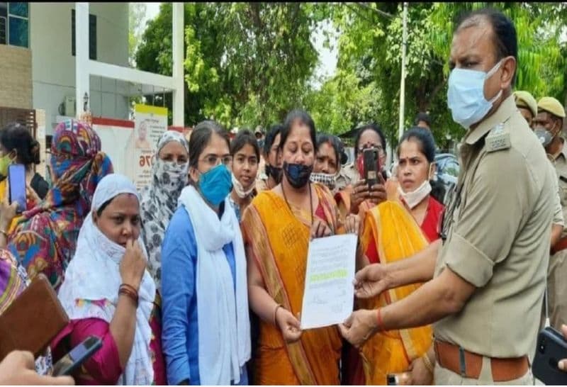 समाजवादी पार्टी के कार्यकर्ता इस मामले को लेकर एकजुट हो रहे हैं। इनका आरोप है कि पीड़िता की मौत एक बड़ी साजिश है। पुलिस दोषियों को बचाने में जुटी हुई है। एक हफ्ते बाद भी पुलिस ने इस मामले में FIR नहीं दर्ज की। ये बेटी के साथ अन्याय है।