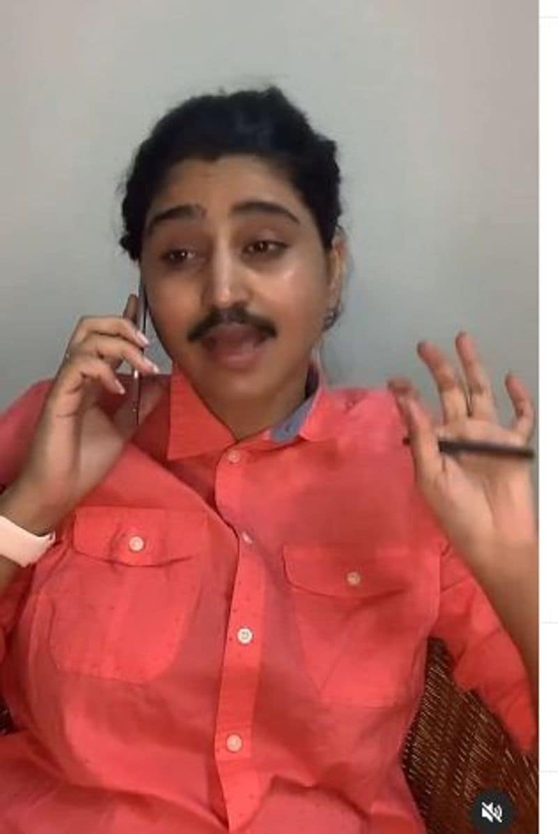వర్షిణి అందాలతో మంత్రముగ్దుల్ని చేయడమే కాదు, ఆమెలో చాలా కళలున్నాయని నిరూపించుకుంటోంది. ఉన్నట్టుండి అబ్బాయిగా మారిపోయింది.