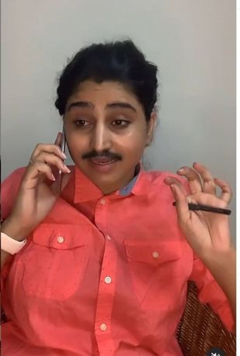 మీసాలు పెట్టుకుని షర్ట్ తొడుక్కుని చేతిలో పుస్తకం పట్టుకుని తాను విజయవాడ కలెక్టర్ ఆఫీస్ నుంచి మాట్లాడుతున్నానంటూ గతంలో పాపులర్ అయిన ఫోన్ కాల్ని రీమిక్స్ దించేసింది.