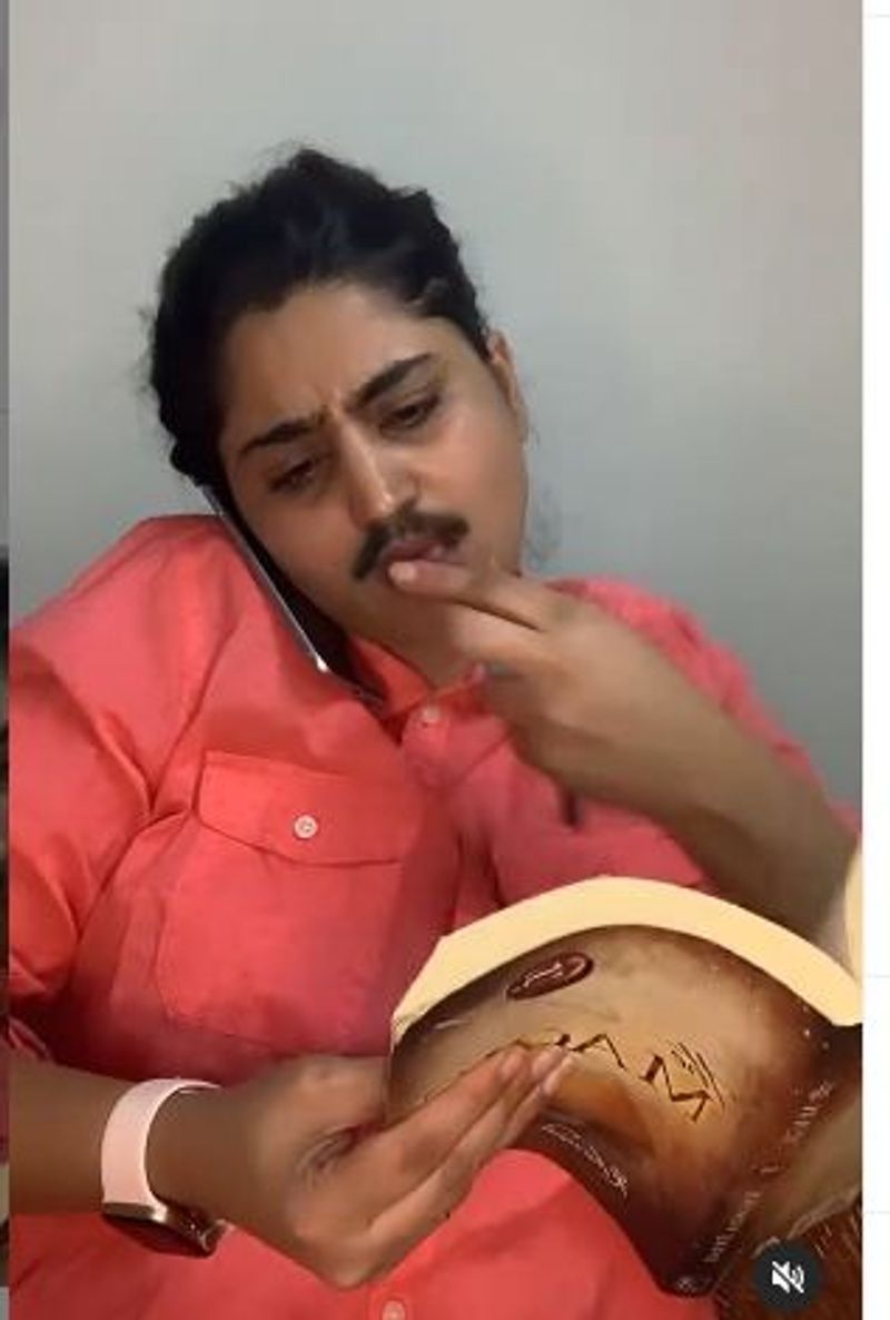 ఓలేటి లక్ష్మీకి, కలెక్టర్ ఆఫీస్ నుంచి కరోనా వచ్చిందనే ఫోన్కాల్ ఆ మధ్య వైరల్ అయిన విషయం తెలిసిందే. తాజాగా వర్షిణి దాన్ని అచ్చుగుద్దేసింది.