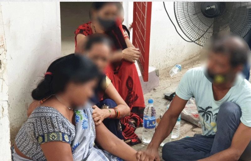 पीड़िता के चचेरे भाई का आरोप था कि आंत में समस्या के चलते उसने अपनी चचेरी बहन को 29 मई को एसआरएन अस्पताल में भर्ती कराया था। डॉक्टर उसका ऑपरेशन करने के लिए उसे ओटी में लेकर गए। ऑपरेशन के बाद लौटी युवती अचेत लग रही थी और कुछ कहना भी चाह रही थी।