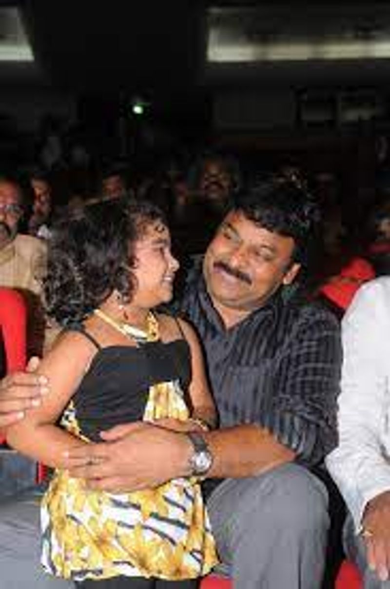 ఆట జూనియర్స్ షోకి గీతిక ప్రధాన ఆకర్షణగా నిలవడంతో పాటు టైటిల్ కూడా గెలుచుకుంది. ఆ షో గీతికను బాగా పాప్యులర్ చేసింది. దీనితో బుల్లితెరపై, వెండితెరపై ఆమెకు వరుస అవకాశాలు వచ్చాయి.