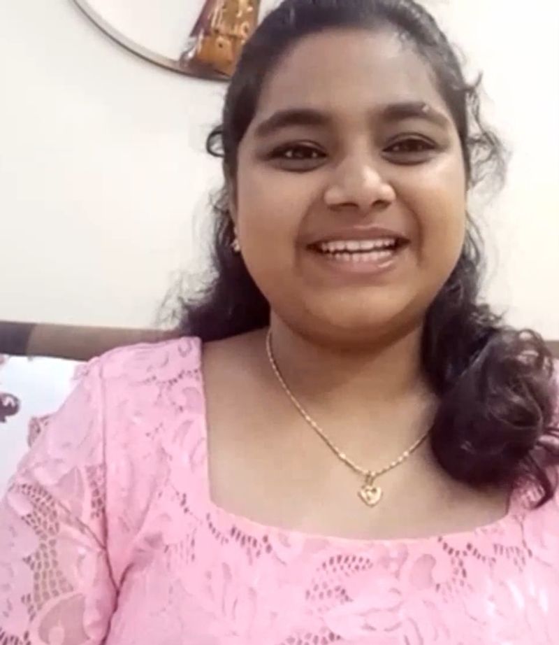 గీతిక అమ్మానాన్న ఉద్యోగ రీత్యా దుబాయ్ వెళ్లారట. ఇక గీతిక తన తాతయ్య, నాన్నమ్మ దగ్గర పెరిగారట. ఆఫర్స్ వస్తున్నప్పటికీ తనతో షూటింగ్స్ కి రావడానికి నాన్నమ్మ, తాతయ్య ఇబ్బంది పడేవారట. ఆ కారణం నటించడం మానేశాను అని గీతిక అన్నారు.
