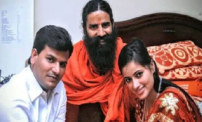 नवनीत कौर का शुरू से ही बाबा रामदेव के साथ जुड़ाव रहा है। नवनीत राणा की अपने पति और विधायक रह चुके रवि राणा से मुलाकात भी आश्रम के एक योगा कैंप में हुई थी। जहां वह रवि राणा को दिल दे बैठी और दोस्ती के बाद दोनों एक दूसरे से प्यार करने लगे। इतना ही नहीं इस रिश्ते को आगे बढ़ाने के लिए सांसद नवनीत ने बाबा रामदेव से परमिशन ली थी। जिसके बाद ही उन्होंने शादी की।
