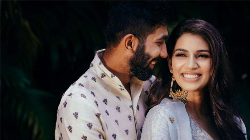 పెళ్లి కోసం ఇంగ్లాండ్తో జరిగిన నాలుగు టెస్టు నుంచి తప్పుకున్న జస్ప్రిత్ బుమ్రా... సంజన గణేశన్తో జరిగిన ఇంటర్వ్యూలో ఇన్స్టాగ్రామ్ ఫోటోలు, వాటి వెనకున్న కథను వివరించాడు...