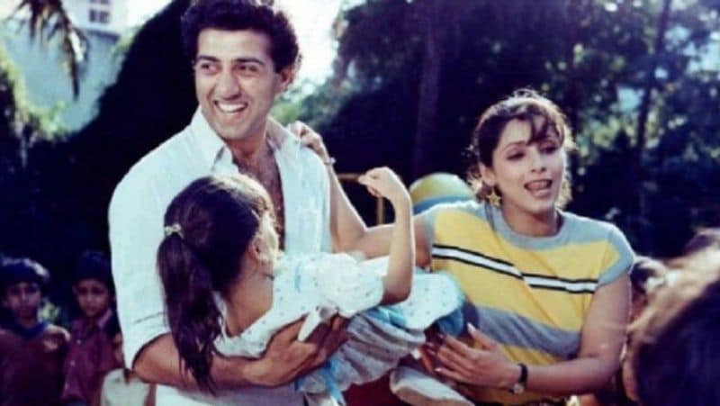 बता दें कि पति से अलग होने के बाद डिंपल के जीवन में सनी देओल आए। सनी ने उनके साथ कई फिल्मों में काम किया। दोनों की जोड़ी ऑनस्क्रीन हिट साबित हुई। असल जिंदगी में भी दोनों के बीच नजदीकियां बढ़ने लगीं और उनके अफेयर की खबरें सामने आने लगी।