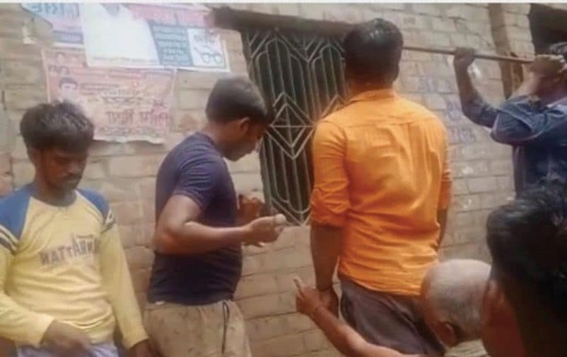 पुलिस के मुताबिक सोमवार रात बेटी रोशनी दूध के लिए रोने लगी। राकेश ने लक्ष्मी से बोतल में बेटी को दूध देने को कहा। लेकिन उसने कोई जवाब नहीं दिया। गुस्से में आकर उसने पत्नी के सिर पर नुकीले औजार से वार कर दिया। जिससे उसकी मौत हो गई। 