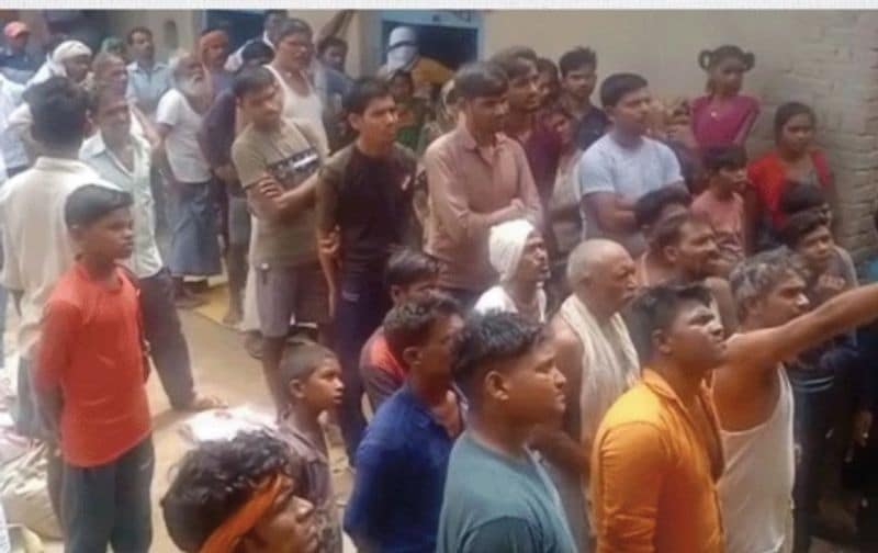 पुलिस के मुताबिक राकेश ने बताया कि पत्नी लक्ष्मी से बातचीत का सिलसिला बंद हुए छह महीने का समय बीत चुका था। हालांकि दोनों एक साथ रहते थे। राकेश ने उसे मनाने की कोशिश की पर वह नहीं मानी।