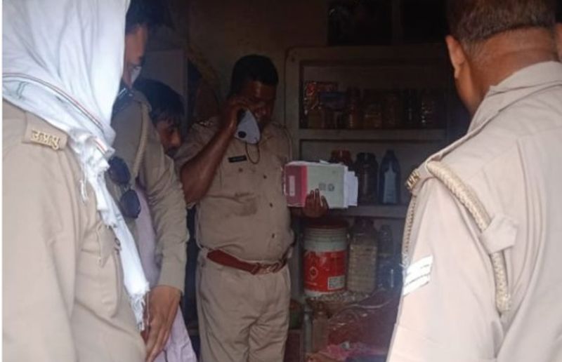 राकेश चौहान उर्फ बब्बन की शादी आठ वर्ष पहले सोनभद्र जिले के बहुगरा गांव की लक्ष्मी (30) से की थी। दोनों से बेटा रंजीत चौहान (5) और बेटी रोशनी (1) हुए है। वैवाहिक जीवन हंसी-खुशी बीत रहा है.
