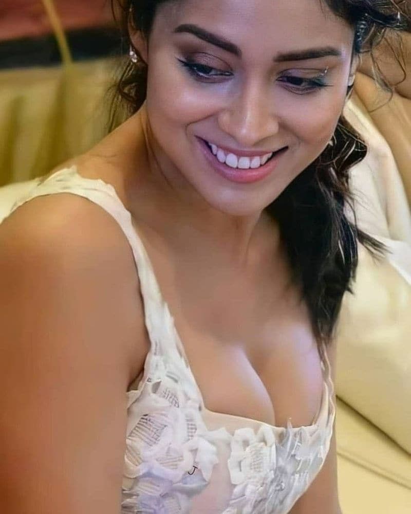 దీంతో ఈ బ్యూటీకి సినిమాలు కూడా తగ్గిపోయాయి. అడపాదడపా ఒకటి అర చేస్తూ కెరీర్ని నెట్టుకొస్తుంది. ఇక ఇప్పుడు పూర్తి స్థాయిలో మళ్లీ కెరీర్పై దృష్టి పెట్టబోతుందని తెలుస్తుంది.