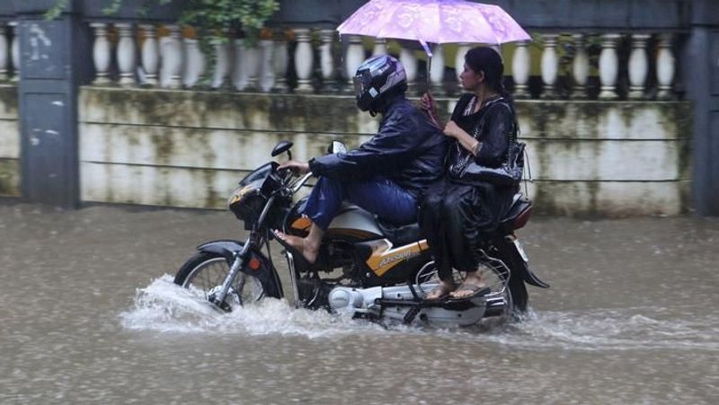 सड़क के बीच में न चलें
सड़क में जेबरा क्रॉसिंग, लेन सेपरेटर में ज्यादा फिसलन होती है। जहां तक हो सके उन पर चलाने से बचें। दूसरी गाड़ियां के तेल बीच सड़क पर गिराते हुए जाते हैं। इसलिए बीच लेन में चलने से बचें। बारिश के सीजन में दूसरे वाहनों से दूरी बनाकर पीछे चलें। 