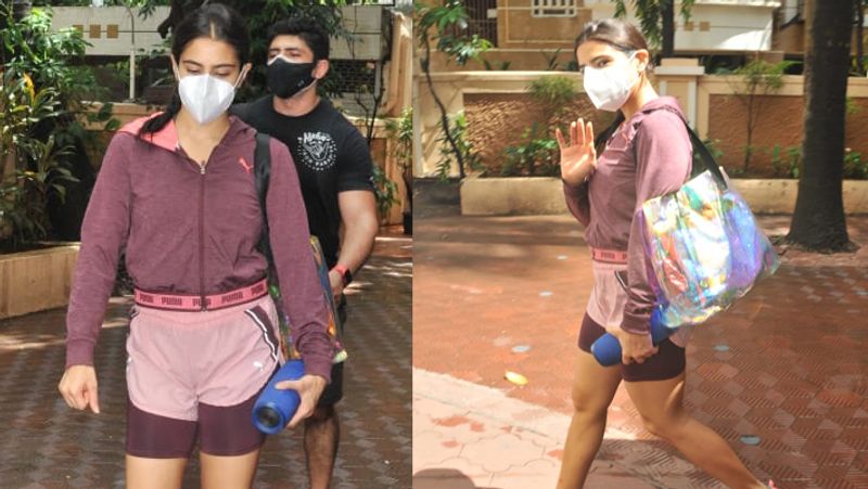 सारा अली खान खार के एक जिम के बाहर नजर आई। उन्होंने जिम में वर्कआउट करने के लिए टॉप और शॉर्ट्स पहन रखी थी। चेहरे पर मास्क लगाए सारा ने फोटोग्राफर्स को देखर हाथ हिलाया।