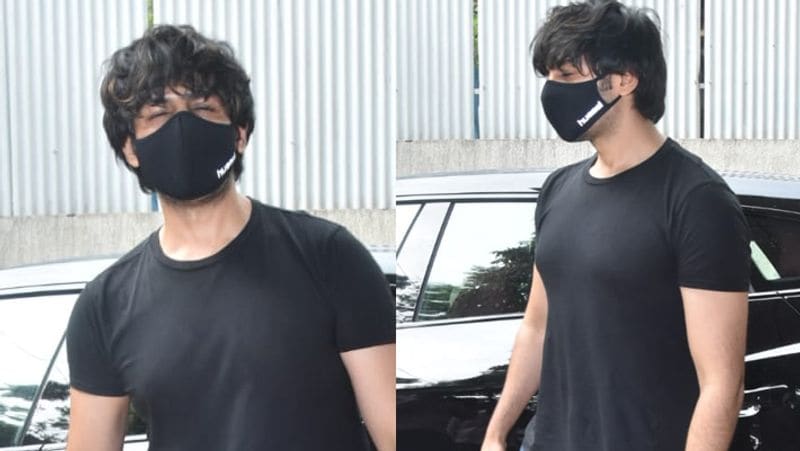 कार्तिक आर्यन, रोहित धवन के ऑफिस के बाहर नजर आए। उन्होंने काले रंग का टी-शर्ट और जीन्स पहन रखी थी। चेहरे पर मास्क लगाए कार्तिक ने फैन्स के साथ सेल्फी भी क्लिक करवाई।