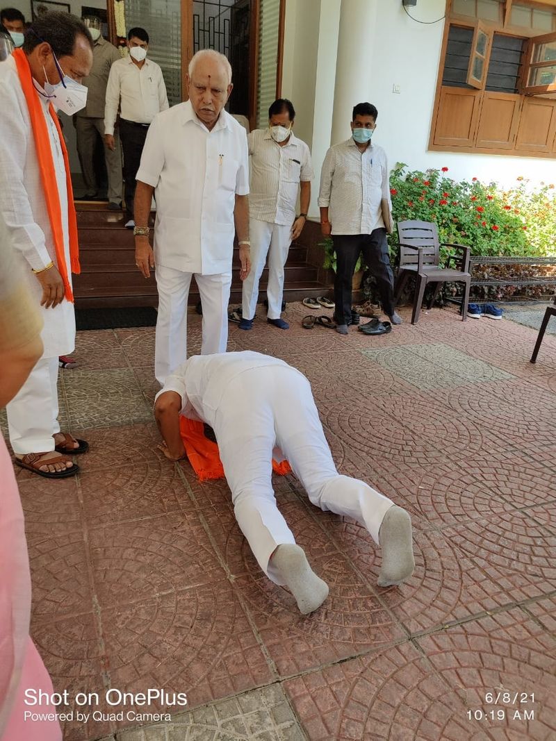 ಇನ್ನು ಬಸವಕಲ್ಯಾಣ ಬಿಜೆಪಿ ಶಾಸಕ ಶರಣು ಸಲಗಾರ್ ಅವರು ಸಿಎಂ ಬಿಎಸ್ ಯಡಿಯೂರಪ್ಪ ಅವರ ಕಾಲಿಗೆ ದೀರ್ಘದಂಡ ನಮಸ್ಕಾರ ಮಾಡಿದರು.