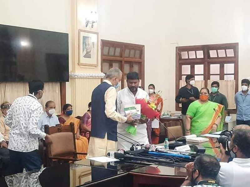 ಇನ್ನೂ ಮಸ್ಕಿ ವಿಧಾನಸಭಾ ಕ್ಷೇತ್ರದಲ್ಲಿ ಗೆಲುವು ಸಾಧಿಸಿದ್ದಬಸವನಗೌಡ ತುರುವಿಹಾಳ್ ಅವರೂ ಸಹ ಮೊದಲ ಬಾರಿಗೆ ಪ್ರಮಾಣ ವಚನ ಸ್ವೀಕರಿಸಿದರು.