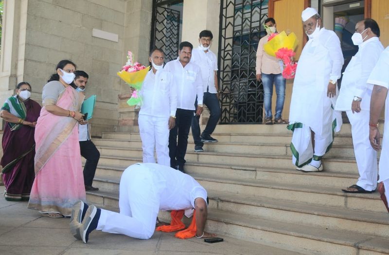 ಅದಕ್ಕೂ ಮೊದಲು ಶರಣು ಸಲಗಾರ್ ಅವರು ಮೊದಲ ಬಾರಿಗೆ ಶಾಸಕರಾಗಿ ಅಯ್ಕೆಯಾಗಿದ್ದರಿಂದ ವಿಧಾನಸಭೆ ಮೆಟ್ಟಿಗೆ ದೀರ್ಘದಂಡ ನಮಸ್ಕಾರ ಮಾಡಿ ಗಮನಸೆಳೆದರು.