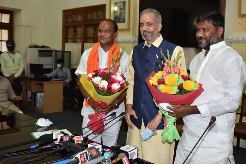 ಇತ್ತೀಚೆಗೆ ನಡೆದ ಉಪಚುನಾವಣೆಯಲ್ಲಿ ಗೆದ್ದು ಇಬ್ಬರು ನೂತನ ಶಾಸಕರು ಇಂದು (ಮಂಗಳವಾರ) ಪ್ರಮಾಣವಚನ ಸ್ವೀಕರಿಸಿದರು.