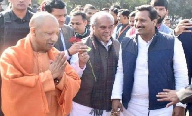 दूसरी तस्वीर में विकास दुबे उत्तर प्रदेश के मुख्यमंत्री योगी आदित्यनाथ और केंद्रीय मंत्री नरेंद्र तोमर के साथ।