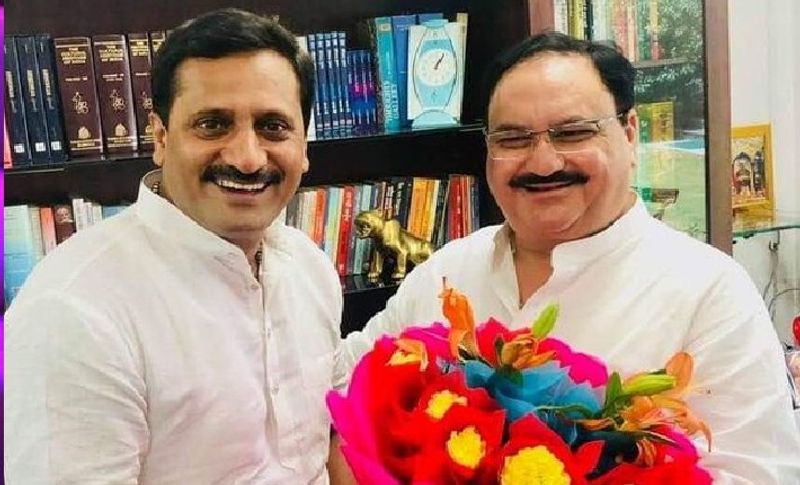 तस्वीर में आप देख सकते हैं, भाजपा के राष्ट्रीय अध्यक्ष जेपी नड्डा के साथ विकास दुबे।
