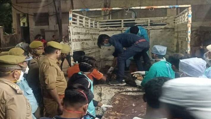 Big Accident in UP: Bus and Tempo full with passengers collides, about 17 death and 30 injured DHA Big Accident in UP: Bus and Tempo full with passengers collides, about 17 death and 30 injured DHA