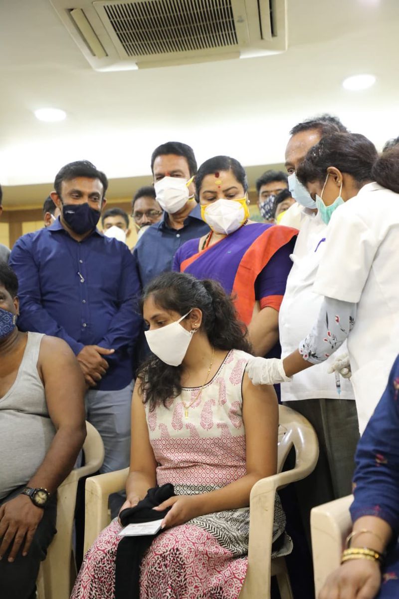 ಇದೇ ಸಂದರ್ಭದಲ್ಲಿ ಹಾಜರಿದ್ದ ಸಚಿವ ಸಿ.ಸಿ. ಪಾಟೀಲ್ ಮಾತನಾಡಿ, ‘ಚಿತ್ರರಂಗದಲ್ಲಿ ತೊಡಗಿಸಿಕೊಂಡವರಿಗೆ ಆದ್ಯತೆ ಮೇರೆಗೆ ಉಚಿತ ಲಸಿಕೆ ನೀಡುತ್ತಿದ್ದೇವೆ. ಉದ್ಯಮ ಬೇಡಿಕೆಗಳನ್ನು ಆದಷ್ಟುಈಡೇರಿಸುತ್ತೇವೆ’ ಎಂದು ಭರವಸೆ ನೀಡಿದರು.