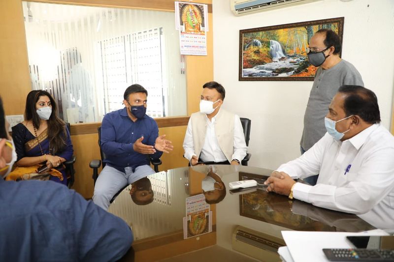 ಉಚಿತ ಕೋವಿಡ್ ಲಸಿಕೆ ನೀಡುತ್ತಿರುವ ಸರ್ಕಾರಕ್ಕೆ ವಾಣಿಜ್ಯ ಮಂಡಳಿಯ ಅಧ್ಯಕ್ಷ ಜೈರಾಜ್ ಕೃತಜ್ಞತೆ ಸಲ್ಲಿಸಿದರು. ಬಿಬಿಎಂ ಆಯುಕ್ತ ಗೌರವ್ ಗುಪ್ತಾ, ವಿಶೇಷ ಅಧಿಕಾರಿ ರಾಜೇಂದ್ರ ಚೋಳನ್, ಕರ್ನಾಟಕ ಚಲನಚಿತ್ರ ವಾಣಿಜ್ಯ ಮಂಡಳಿ ಕಾರ್ಯದರ್ಶಿ ಎನ್ ಸುರೇಶ್, ನಟಿ ತಾರಾ, ವಾಣಿಜ್ಯ ಮಂಡಳಿ ಮಾಜಿ ಅಧ್ಯಕ್ಷ ಸಾ.ರಾ. ಗೋವಿಂದು, ಉಚಿತ ಲಸಿಕಾ ಶಿಬಿರದ ನೋಡಲ್ ಅಧಿಕಾರಿ ಹಾಗೂ ಚಲನಚಿತ್ರ ನಿರ್ದೇಶಕಿ ರೂಪಾ ಅಯ್ಯರ್ ಸೇರಿದಂತೆ ಹಲವರು ಕಾರ್ಯಕ್ರಮದಲ್ಲಿ ಹಾಜರಿದ್ದರು.