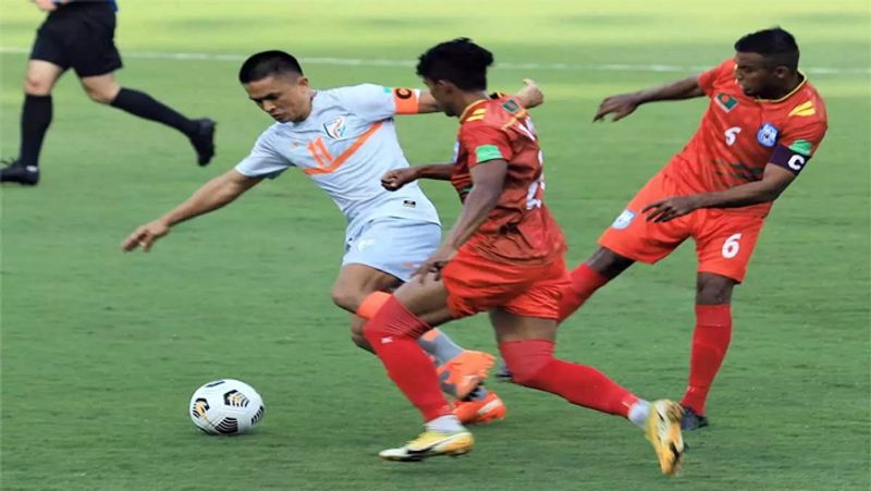 सबसे ज्यादा गोल करने वाले खिलाड़ी
इंटरनेशनल गोल के मामले में ईरान के पूर्व खिलाड़ी अली डेई 149 मैचों में 109 गोल के साथ पहले नंबर पर हैं। वहीं, क्रिस्टियानो रोनाल्डो 174 मैचों में 103 गोल के साथ दूसरे नंबर पर है। भारतीय फुटबॉलर सुनील छेत्री इस लिस्ट में 10वें नंबर पर पहुंच गए है, जबकि मेसी 12वें नंबर पर हैं।