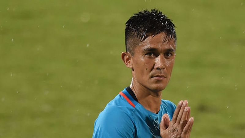 भारत के पास ये बड़ा मौका
एशियाई कप 2023 चाइना में होना है। भारत के पास इसके लिए क्वालिफाई करने का सुनहरा मौका है। बता दें कि भारत पहले ही 2022 फीफा वर्ल्ड कप से बाहर हो चुका है। हालांकि बांग्लादेश के खिलाफ मिली जीत के बाद उसका एशिया कप के लिए क्वालिफाई होने की उम्मीद बढ़ गई है। इसके साथ ही भारतीय टीम ग्रुप-E में तीसरे स्थान पर पहुंच गई है। भारत को अब तक 7 मैचों में से 3 मैचों में से हार और 1 में जीत मिली है, जबकि तीन मैच ड्रॉ रहे हैं। 