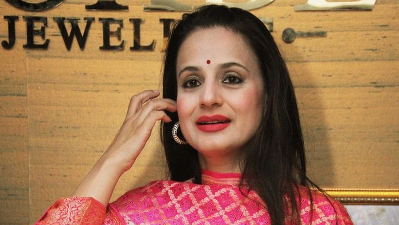 अमीषा ने कैथेड्रल एंड जॉन कैनन स्कूल से अपनी प्रारंभिक शिक्षा हासिल की। इसके बाद वह 1992 में टफ्ट्स विश्वविद्यालय में इकोनॉमिक्स की पढ़ाई के लिए मैसाचुसेट्स चली गईं। यहां उन्होंने अपने शानदार प्रदर्शन के दम पर इकोनॉमिक्स में गोल्ड मेडल हासिल किया। वह बचपन से ही पढ़ाई में काफी तेज थीं।