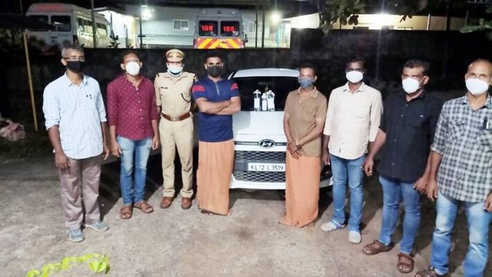 Two persons were arrested by the excise department for smuggling liquor in a car in Kozhikode Two persons were arrested by the excise department for smuggling liquor in a car in Kozhikode