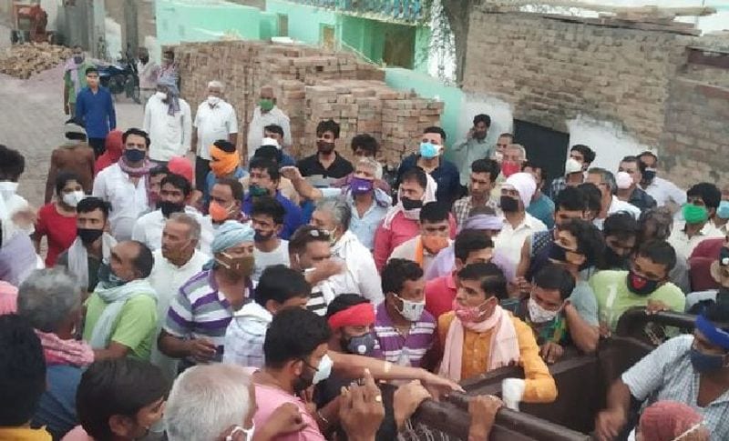 हादसे के चश्मीदीदों ने बताया कि बीकानेर की तरफ से आने वाला नेशनल हाईवे-11 काफी खतरनाक है। आए दिन यहां बड़े-बड़े हादसे होते रहते हैं। कुछ दिन पहले ही यहां दिल्ली से आने वाले तीन दोस्तों का हादसा हुआ था। जिसमें मौके पर ही तीनों की मौत हो गई थी।
