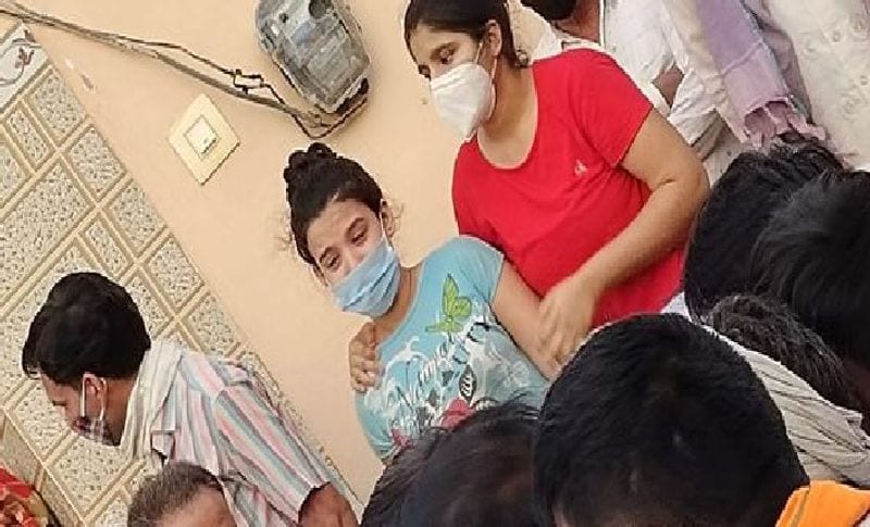 हादसे का शिकार हुआ परिवार मूलरूप से आडसरबास कस्बे का रहने वाला है। महावीर प्रसाद माली के बड़े बेटे लालचंद की तबीयत पिछले कुछ दिन से ठीक नहीं थी, जिसके चलते उसे PBM अस्पताल में भर्ती कराया गया था। इसी सिलसिले में लालचंद अपनी पत्नी पत्नी मैना, भाई हरिप्रसाद की पत्नी गायत्री, हरिप्रसाद का बेटा अतुल और दूसरे भाई किशोर उसे देखने के लिए निकले थे। लेकिन रास्ते में ही एक कैंपर से उनकी कार आमने-सामने भिड़ गई और यह हादसा हो गया।