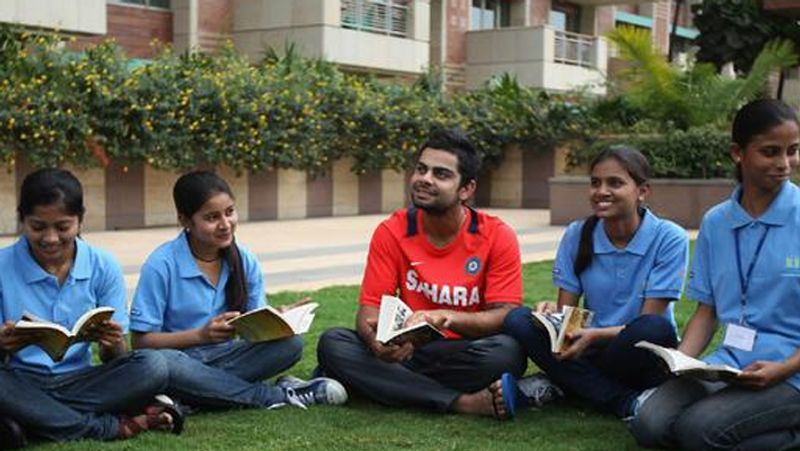 विराट कोहली
दुनिया के बेहतरीन बल्लेबाजों और कप्तानों में मशहूर विराट कोहली ने दिल्ली के विशाल भारती पब्लिक स्कूल से पढ़ाई की है। उन्होंने एक इंटव्यू के दौरान बताया था, कि अंडर19 में सिलेक्शन होने के चलते उन्होंने 12वीं तक ही पढ़ाई की है। विराट ने 9वीं तक की पढ़ाई विशाल भारती पब्लिक स्कूल से की। 9वीं के बाद उन्होंने पश्चिम विहार के सेवियर कॉन्वेंट स्कूल में पढ़ाई की।