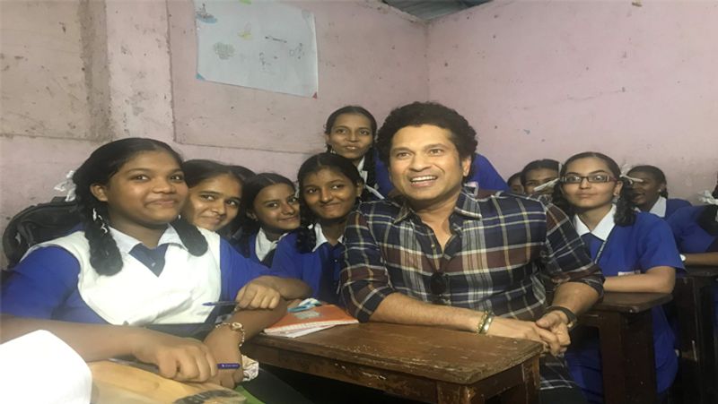 सचिन तेंदुलकर
भारतीय टीम के दिग्गज खिलाड़ी और क्रिकेट के भगवान कहे जाने वाले सचिन तेंदुलकर ने मुंबई के शारदाश्रम विद्यामंदिर से 12वीं तक पढ़ाई की है। वह कभी कॉलेज नहीं गए।
