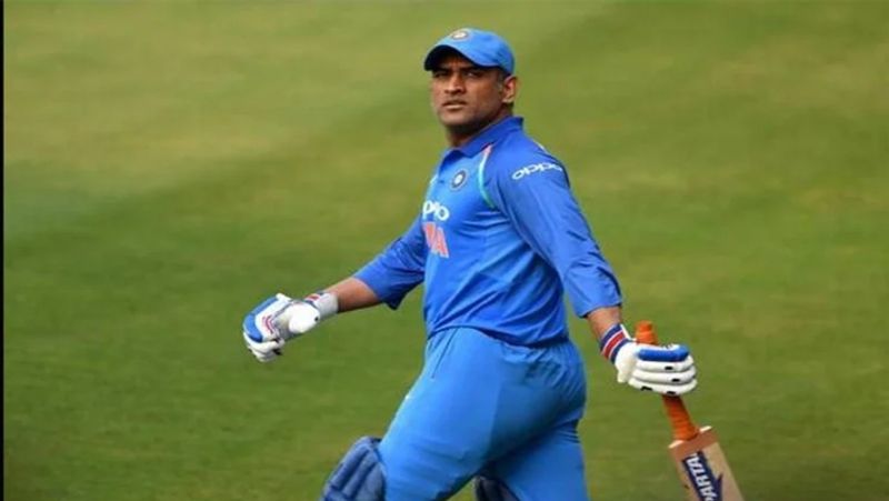 एम एस धोनी
भारतीय टीम के पूर्व कप्तान और टॉप विकेटकीपरों में से एक एम एस धोनी ने रांची के सेंट जेवियर्स कॉलेज से बी.कॉम किया है।