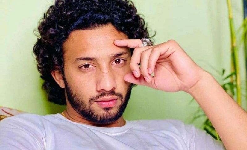 बता दें कि करीब कुछ देर तक आरोपियों और कामेश के बीच विवाद होता है। इसी दौरान युवक डंडा लेकर आया और कामेश पर मारने लगा, लेकिन वह मार पाता इससे पहले ही उसने डंडा छीन लिया। जिसके बाद आरोपियों ने मुक्के और लात-घूंसे बरसाते रहे। तभी पीछे से दूसरे युवक ने पीछे से हथियार लाया और सीने पर मारता रहा। खून से लथपथ कामेश वहीं जमीन पर बेसुध होकर गिर पड़ा।
