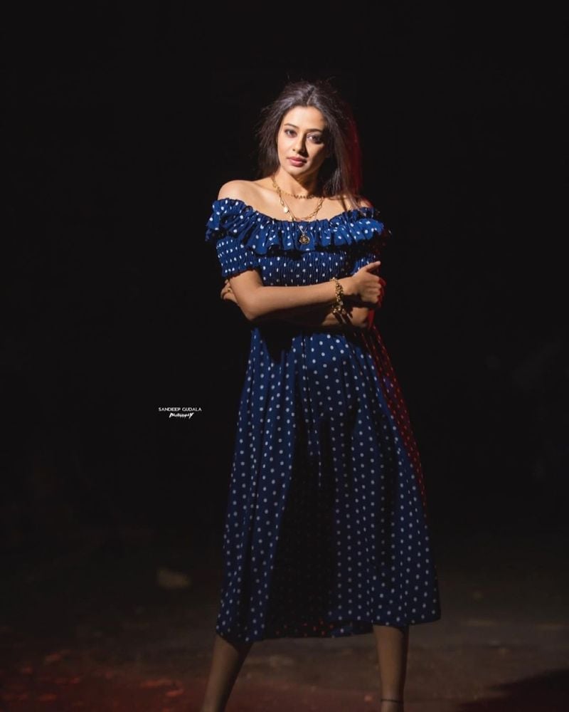 ప్రియమణి నటించిన ది ఫ్యామిలీ మాన్ 2 సిరీస్ ఇటీవల విడుదలైన పాజిటివ్ టాక్ అందుకుంది. మరోవైపు ఢీ ప్రోగ్రామ్ లో జడ్జిగా దుమ్మురేపుతోంది ప్రియమణి.
