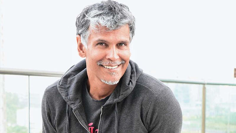 आपको बता दें कि मिलिंद खुद को फिट रखने के लिए काफी मेहनत करते हैं। उन्होंने बताया था- सुबह उठकर करीब 500 एमएल पानी, जो रूम टेम्परेचर पर होता है पीता हूं। नाश्ता करीब 10 बजे करता हूं। इसमें कुछ नट्स, पपीता, तरबूज या खरबूजा, कोई सीजनल फ्रूट जैसे आम खाता हूं। बात मीठा खाने की हो तो वे गुड़ खाते हैं।