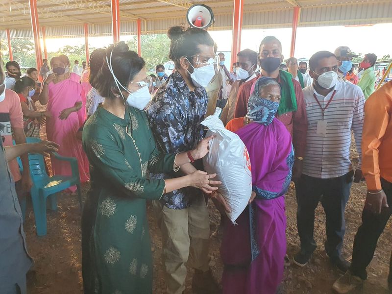 ಬೆಂಗಳೂರಿನಿಂದ 12 ಗಂಟೆಗಳ ಕಾಲ ಅವರ ತಂಡದೊಡನೆ ಪಯಣ ಬೆಳಸಿ ಇಲ್ಲಿಯ ಜನರ ಭೇಟಿ