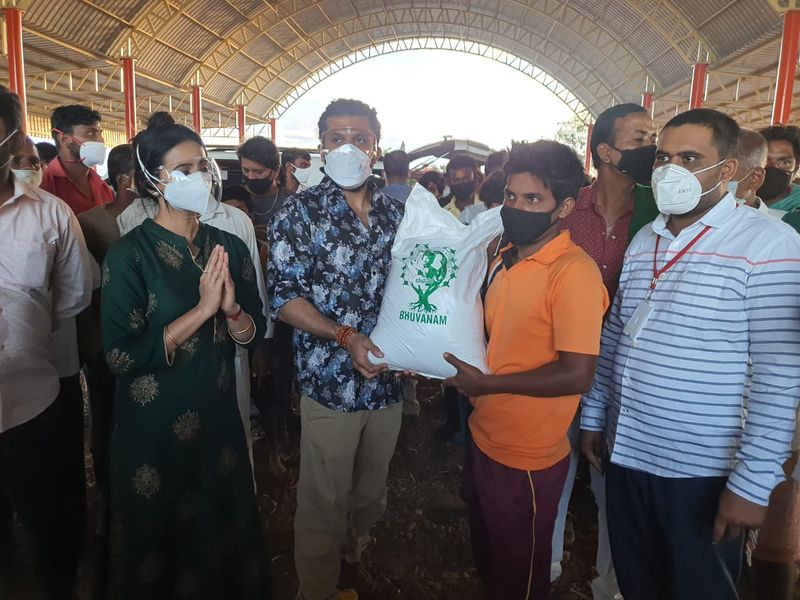 ಕೊರೊನ ಪೀಡಿತ 50 ಸಂಸಾರಗಳ ಮನೆಗೆ ಭೇಟಿ ನೀಡಿದ ಹರ್ಷಿಕಾ, ಭುವನ್