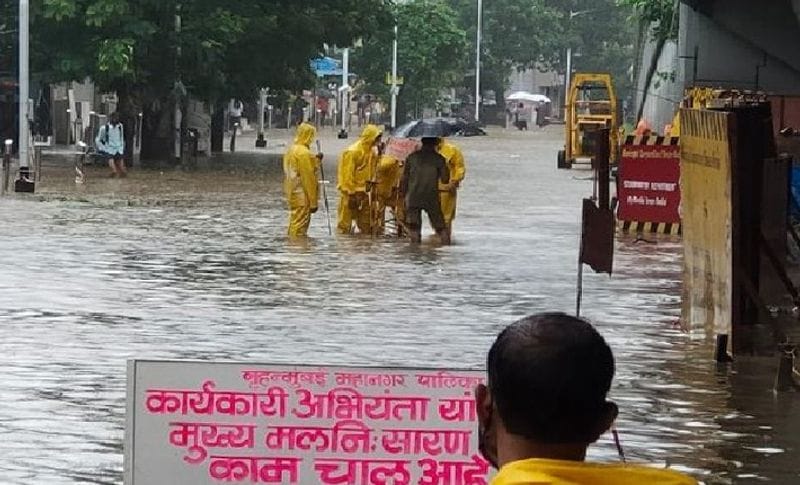 दरअसल, अक्सर मुंबई में हर बार मानसून 10 से 12 जून के बीच पहुंचता है। लेकिन इस बार दो से तीन पहले ही पहुच गया है। मौसम विभाग ने ऐसा ही मौसम अगले दो दिन तक बने रहने की संभावना है। साथ ही हाइटाइड का अलर्ट भी जारी किया गया है। साथ बीएमसी ने लोगों को चेतावनी देते हुए कहा है कि समुंद्र किनारे लोग ना जाएं, क्योंकि वहां पर 4 से 5 मीटर की लहरें उठ सकती हैं। जिससे भारी नुकसान हो सकता है।
