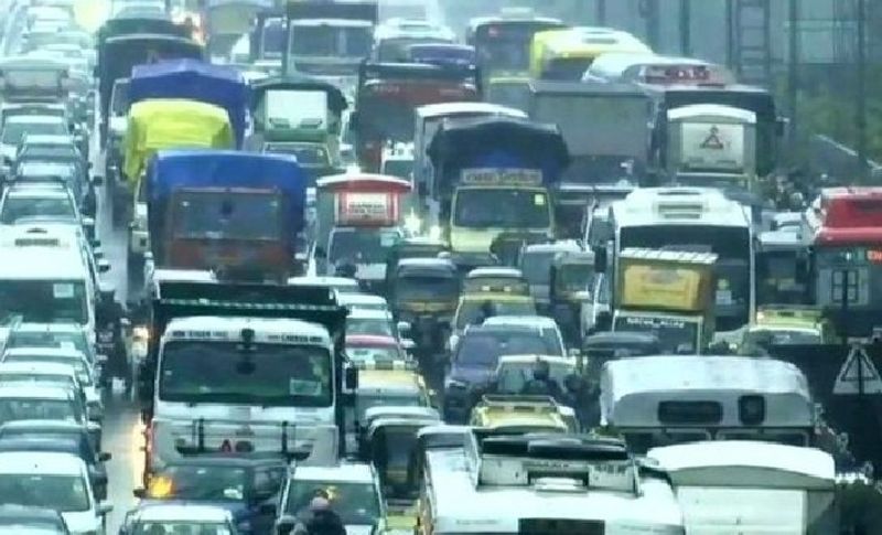 आप साफ तौर पर देख सकते हैं कि कैसे पहली ही बारिश में मुंबई बेहाल हो गई और सड़कों पर लंबा जाम लगा हुआ है। सड़कों पर पानी भरने से कई गाड़ियां फंस गईं।