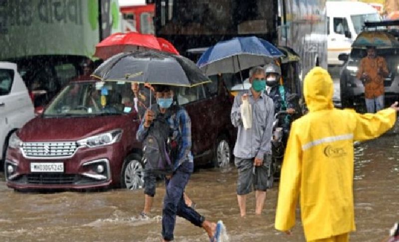 हालांकि तेज बारिश के बीच BMC और पुलिस विभाग के कर्मचारी सड़कों में फंसे लोगों की मदद करने में लगे हुए हैं। सात ही वह लोगों को हिदायत भी दे रहे हैं।