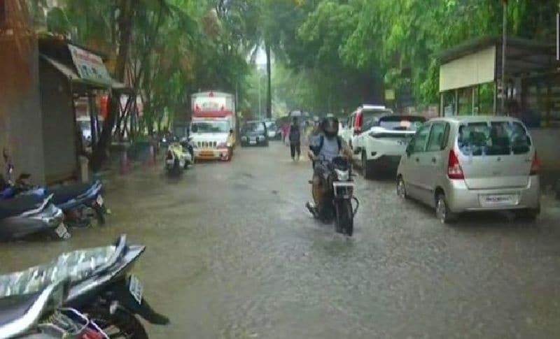 হাওয়া অফিস জানিয়েছে, রবিবার পুরুলিয়া, ঝাড়গ্রাম, বাঁকুড়া, পশ্চিম বর্ধমানে ভারী বৃষ্টির সম্ভাবনা রয়েছে। বৃষ্টির সঙ্গে ঘণ্টায় ৩০ থেকে ৪০ কিমি বেগে বইতে পারে ঝোড়ো হাওয়া।